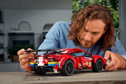 LEGO® Technic Ferrari 488 GTE “AF Corse #51” (42125) (1684 Pieces) - Image 7
