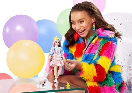 Mattel Barbie Extra: Curvy Doll with Shimmer Look and Pet Puppy (GVR05) - Image 2