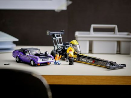 LEGO® Speed Champions: Mopar Dodge//SRT Top Fuel Dragster and 1970 Dodge Challenger T/A (76904) - Image 9