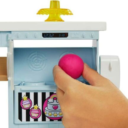 Παιχνιδολαμπάδα Mattel Barbie - Νέο Ζαχαροπλαστείο Playset Με Κούκλα, Ροζ Μαλλιά, Σταθμός Αρτοποιίας (HGB73) - Image 4