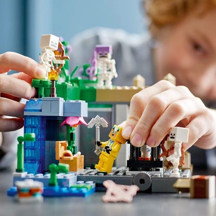 LEGO Minecraft The Skeleton Dungeon (21189)(364 Pieces) - Image 3