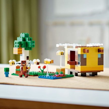 LEGO Minecraft The Bee Cottage (21241) - Image 3