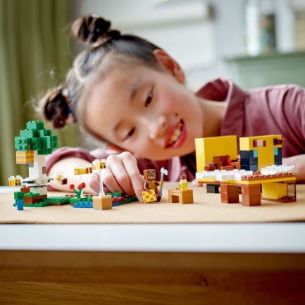 LEGO Minecraft The Bee Cottage (21241) - Image 4