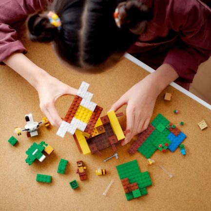 LEGO Minecraft The Bee Cottage (21241) - Image 8