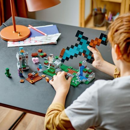 LEGO Minecraft The Sword Outpost (21244) - Image 4