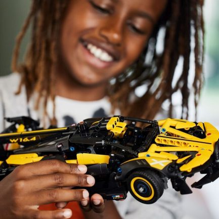 LEGO Technic Bugati Bolide (42151) - Image 2