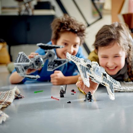 LEGO Star Wars Mandalorian Fang Fighter vs. TIE Interceptor (75348) - Image 6
