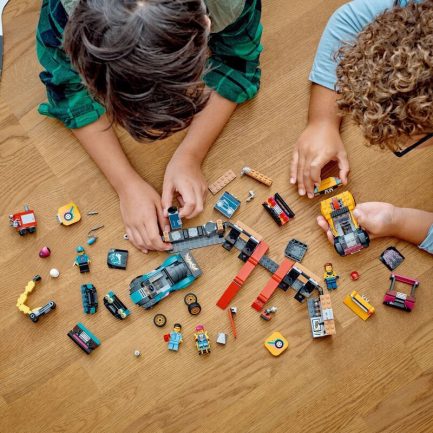 LEGO City Custom Car Garage (60389) - Image 7