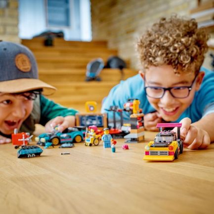 LEGO City Custom Car Garage (60389) - Image 4