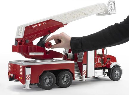Bruder Φορτηγό Mack Granite πυροσβεστικής με πραγματική μάνικα νερού ,Φώτα & ήχους (#02821) - Image 11