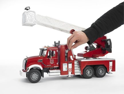 Bruder Φορτηγό Mack Granite πυροσβεστικής με πραγματική μάνικα νερού ,Φώτα & ήχους (#02821) - Image 3