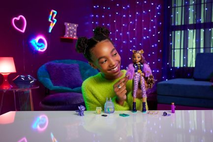 Mattel Monster High: Crescent - Clawdeen Wolf Doll (HHK52) - Image 3