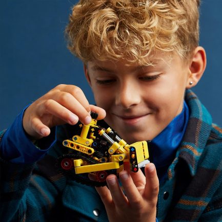 LEGO Technic Heavy Duty Bulldozer (42163) - Image 6