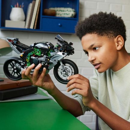 LEGO Technic Kawasaki Ninja H3R Motorcycle (42170) - Image 3