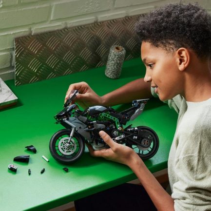 LEGO Technic Kawasaki Ninja H3R Motorcycle (42170) - Image 4