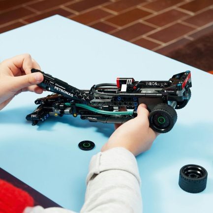 LEGO Technic Mercedes-AMG W14 E Performance (42165) - Image 4