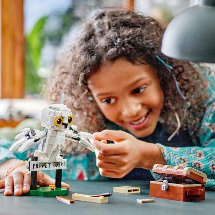 LEGO Harry Potter Hedwig At 4 Privet Drive (76425) - Image 2