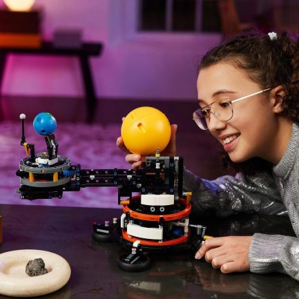 LEGO Technic Planet Earth And Moon In Orbit (42179) - Image 4