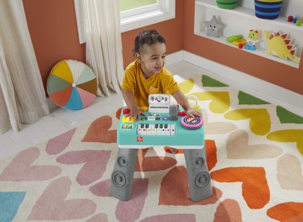 Fisher-Price Eκπαιδευτικό Μουσικό Τραπέζι Dj με Φώτα και Ήχους (Αγγλικά, Εληνικά & Τούρκικα) (HRB61) - Image 6
