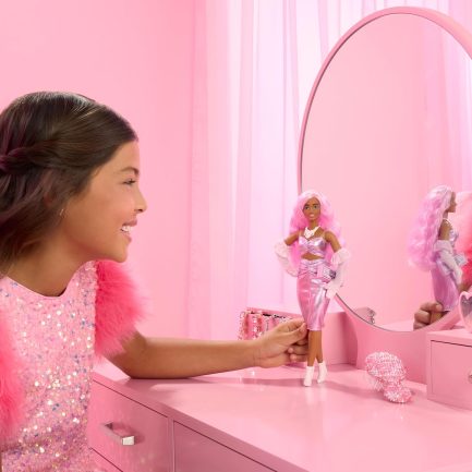 Παιχνιδολαμπάδα Mattel Barbie Deluxe Fashionistas: Ρόζ Μαλλιά (HYV25) - Image 3