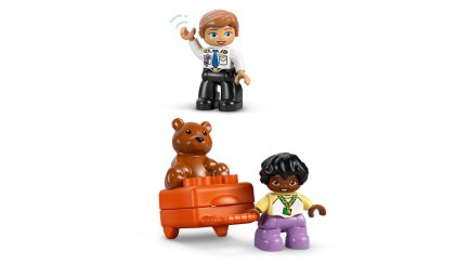 LEGO® DUPLO® Town: First Time at the Airport (10443) - Image 4