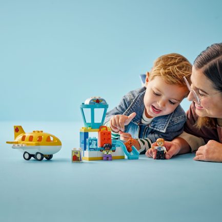 LEGO® DUPLO® Town: First Time at the Airport (10443) - Image 6