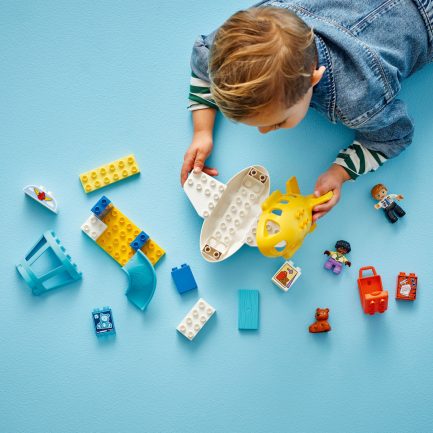 LEGO® DUPLO® Town: First Time at the Airport (10443) - Image 7