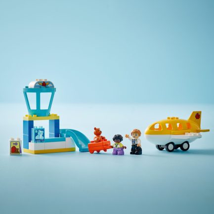 LEGO® DUPLO® Town: First Time at the Airport (10443) - Image 8