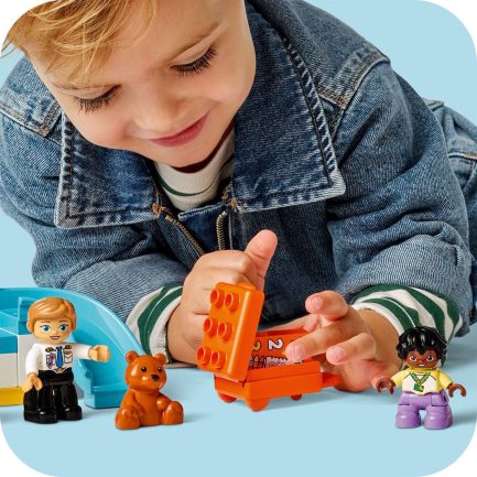 LEGO® DUPLO® Town: First Time at the Airport (10443) - Image 9
