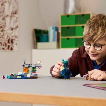 LEGO® Minecraft®: The Warden Encounter (21274) - Image 3