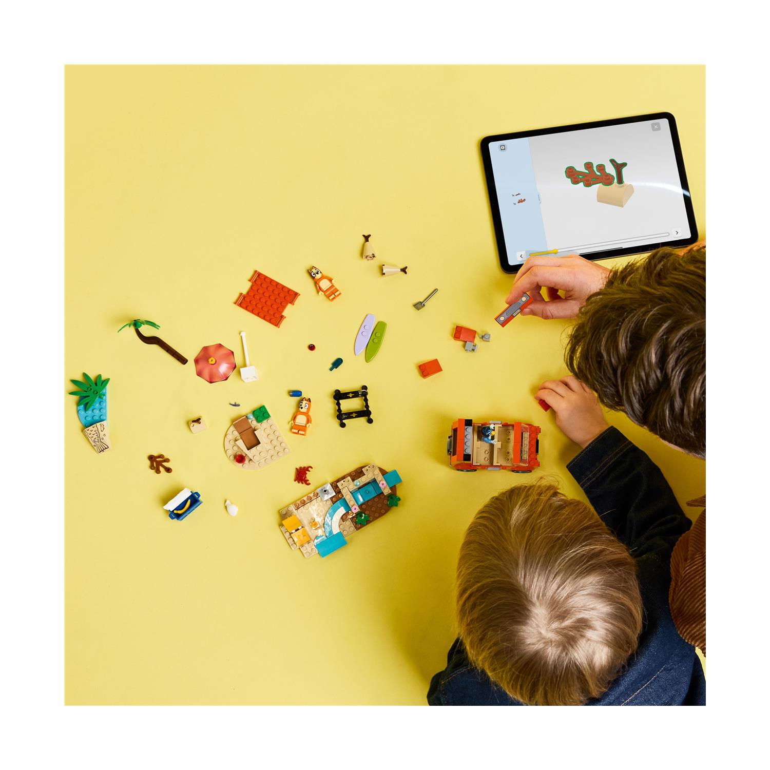 LEGO® Bluey: Bluey’s Beach & Family Car Trip (11202) - Image 4