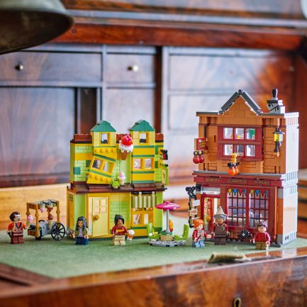 LEGO® Harry Potter™: Quality Quidditch™ Supplies & Ice Cream Parlour (76452) - Image 6