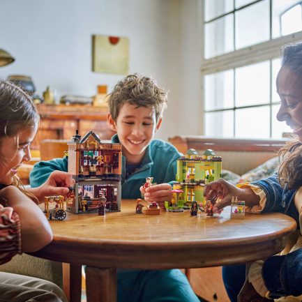 LEGO® Harry Potter™: Quality Quidditch™ Supplies & Ice Cream Parlour (76452) - Image 9