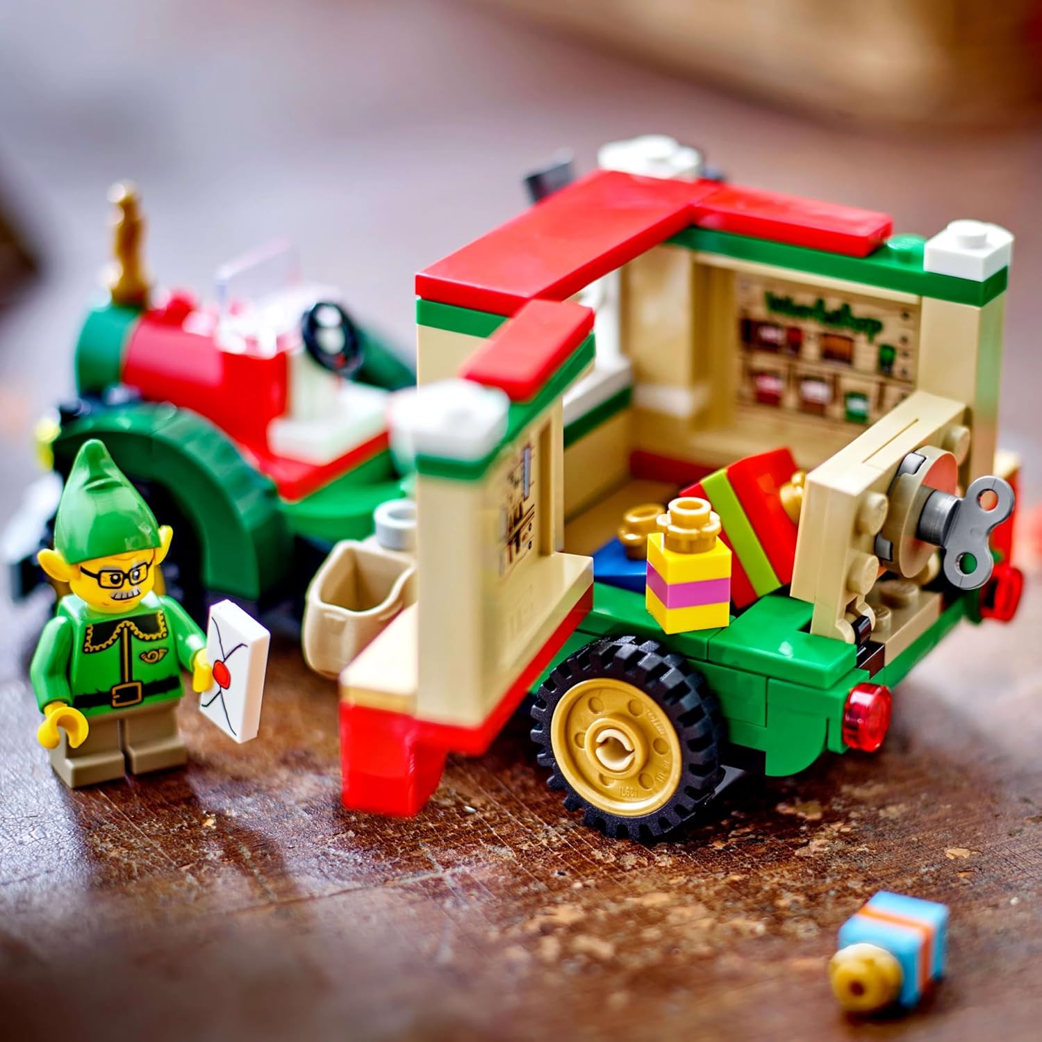 LEGO®Seasons and Occasions: Santa's Delivery Truck (40746) - Image 5