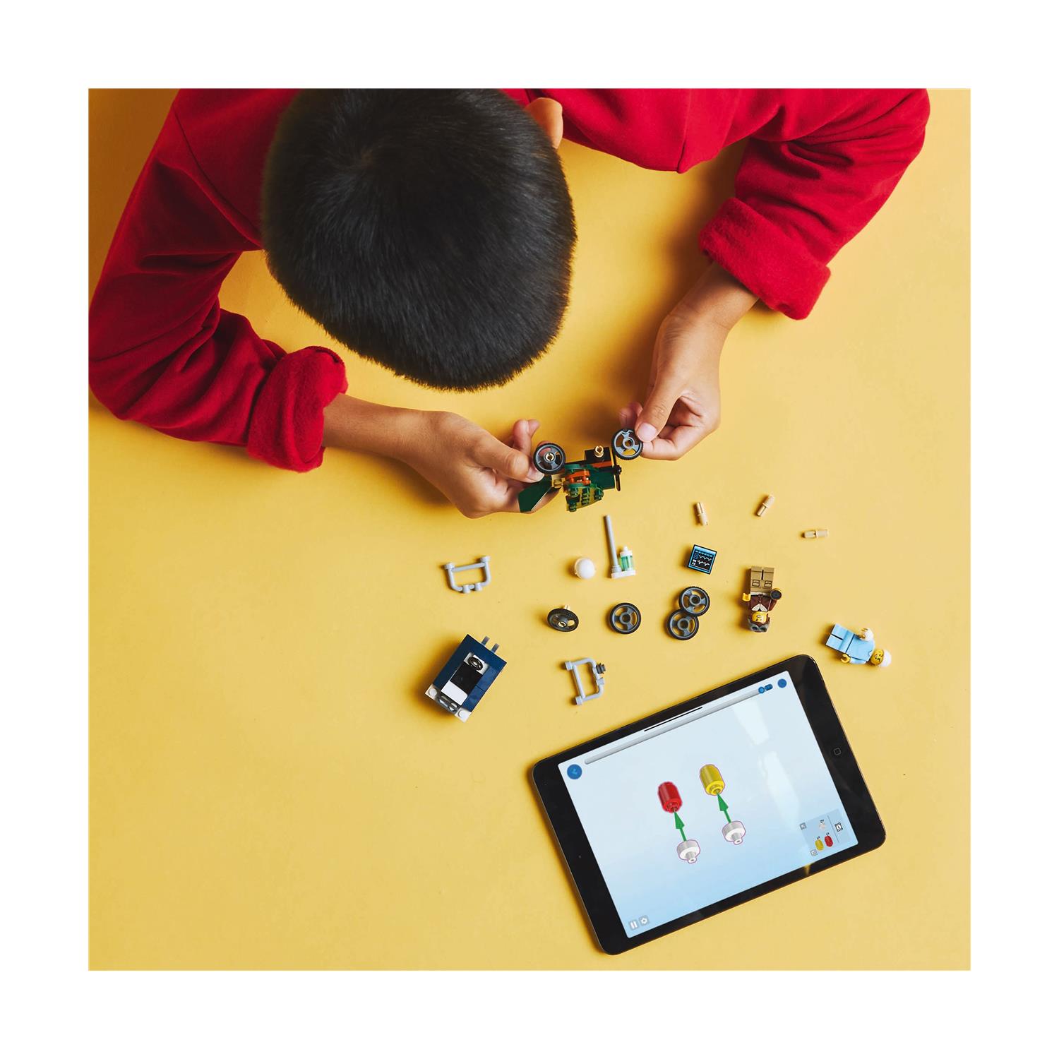 LEGO® City: Πακέτο Αγωνιστικών Αυτοκινήτων - Αεροπλάνο vs. Νοσοκομειακό Κρεβάτι για 5+ Ετών 70τμχ (60459) - Image 5