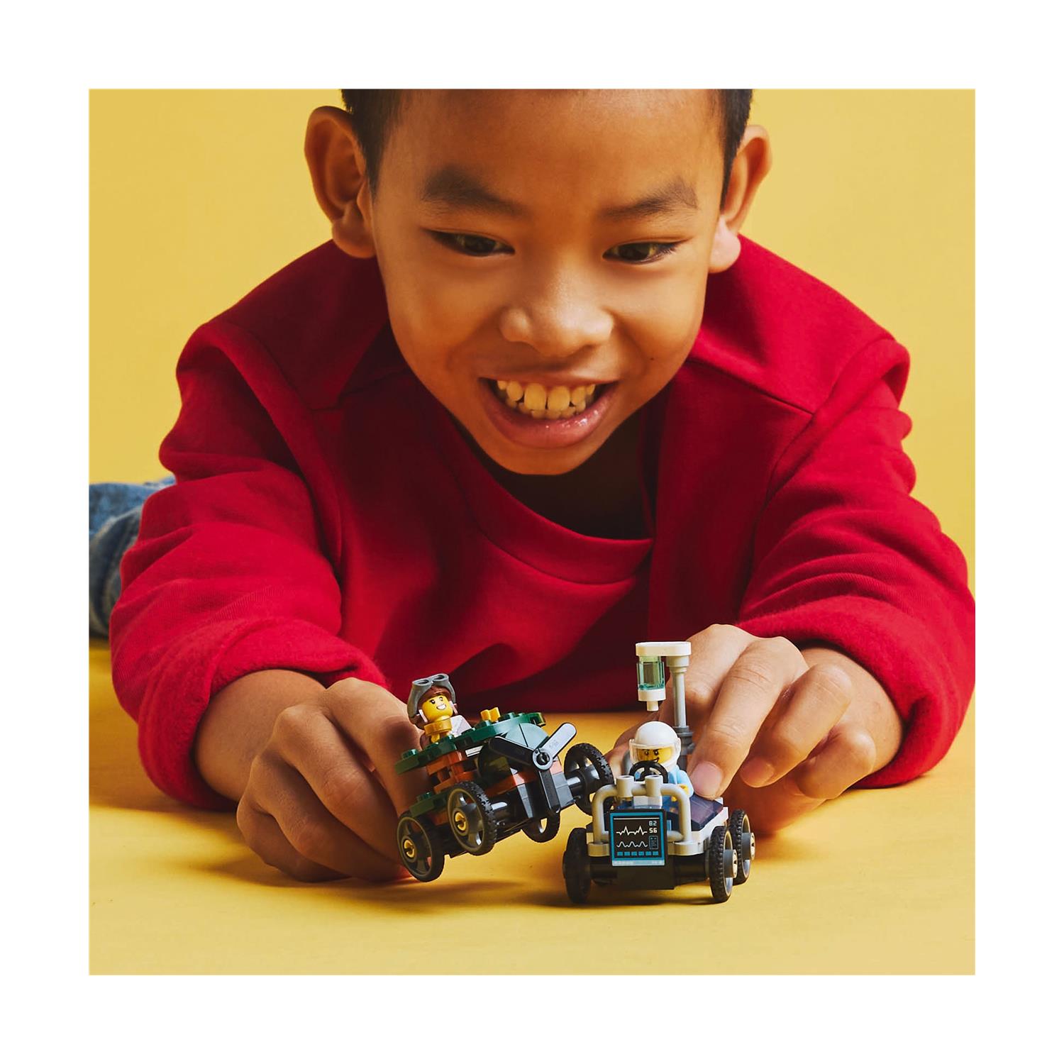 LEGO® City: Πακέτο Αγωνιστικών Αυτοκινήτων - Αεροπλάνο vs. Νοσοκομειακό Κρεβάτι για 5+ Ετών 70τμχ (60459) - Image 6