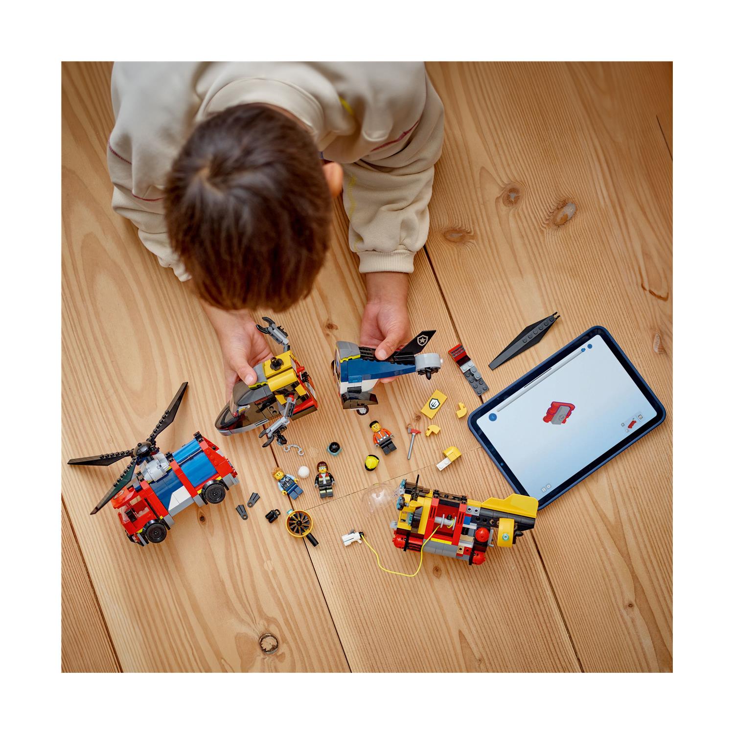 LEGO® City: Helicopter, Fire Truck & Submarine Remix (60462) - Image 5