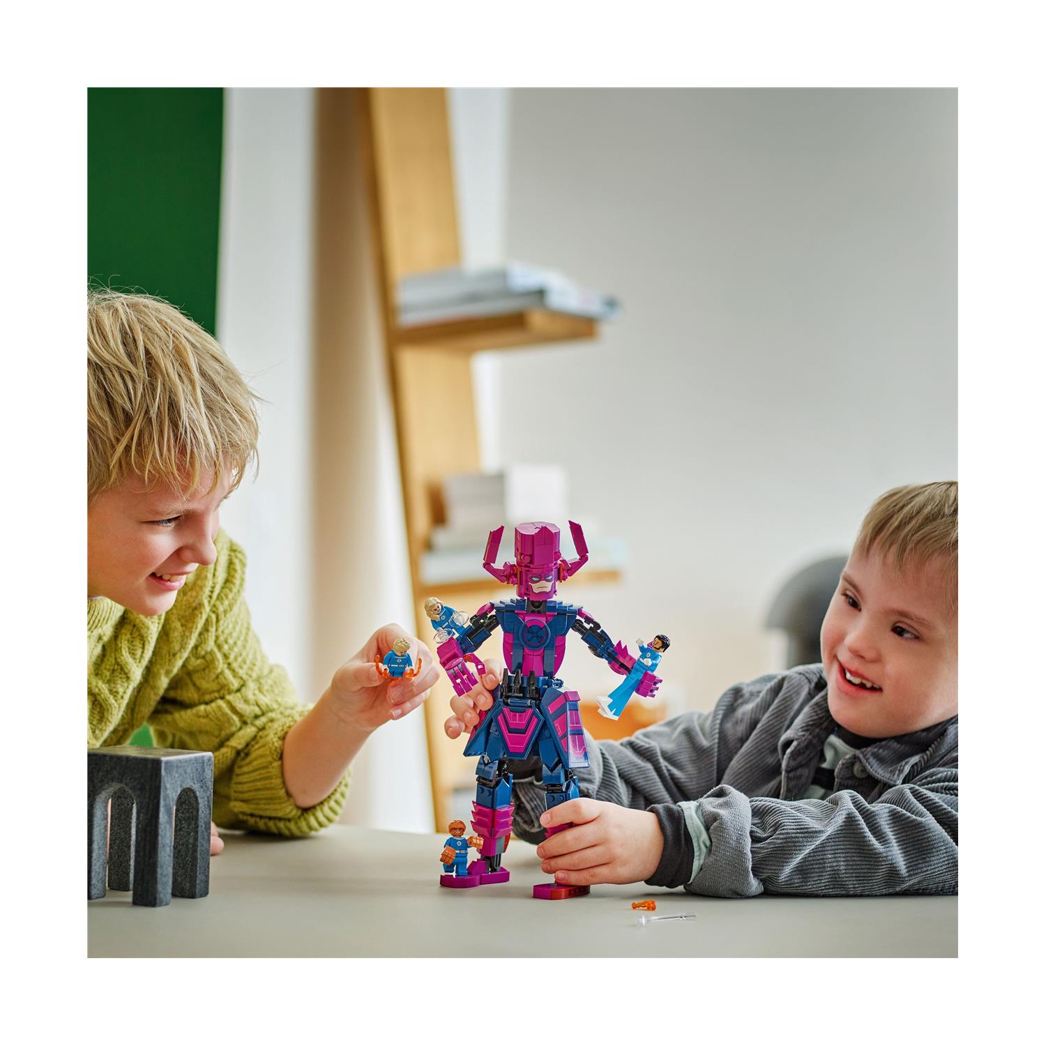 LEGO® Marvel: Fantastic Four vs. Galactus Construction Figure (76316) - Image 6