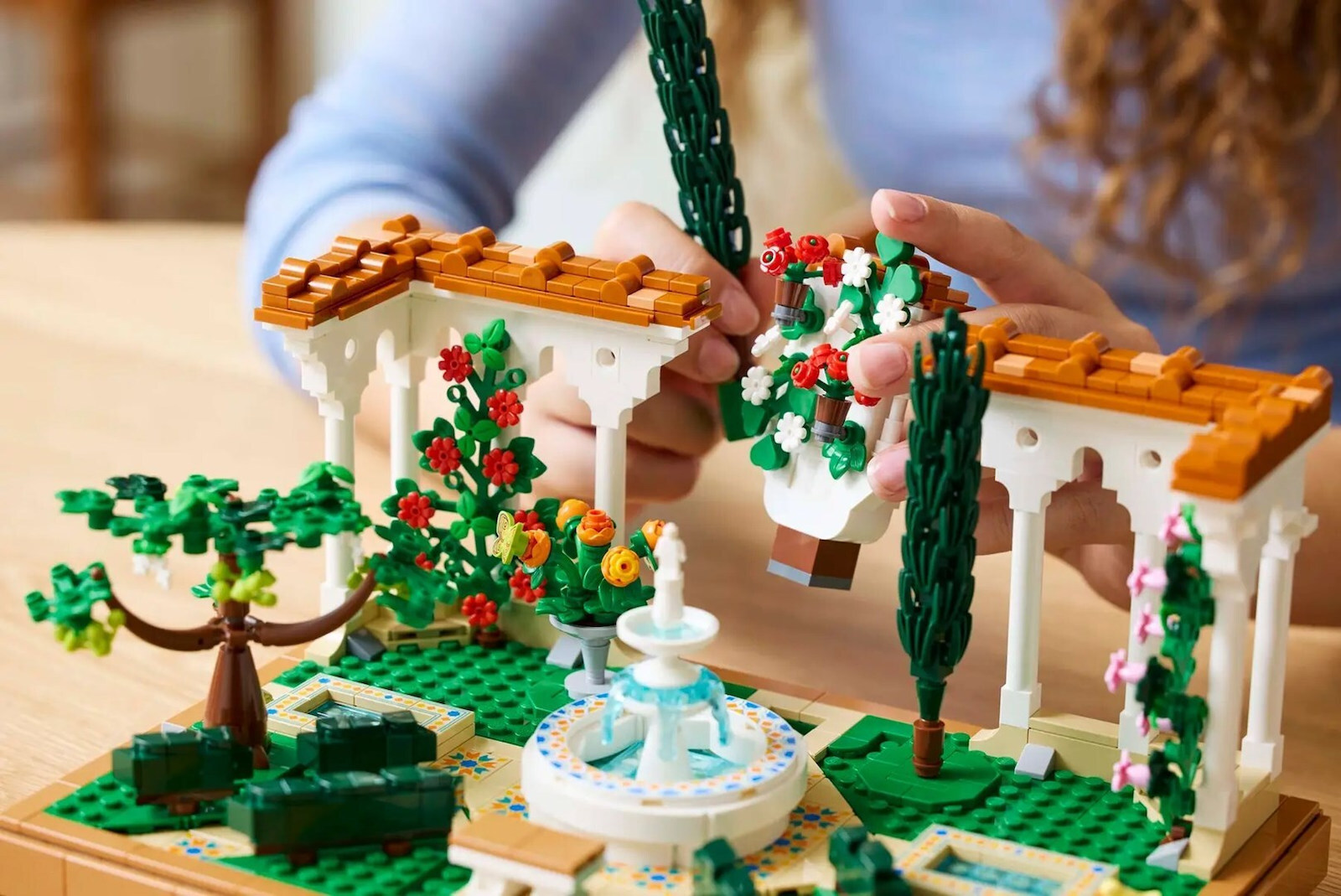 LEGO® Icons: Fountain Garden (10359) - Image 11